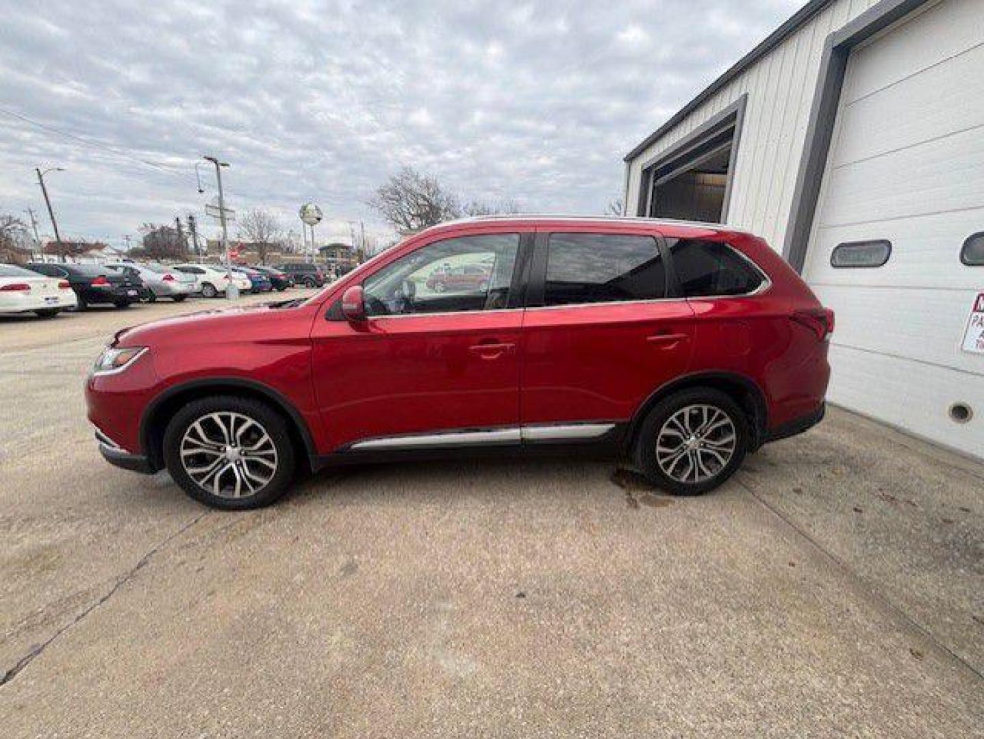 2017 RED MITSUBISHI OUTLANDER SE (JA4AD3A32HZ) with an 2.4L engine, Automatic transmission, located at 1100 W. Sheridan Ave., Shenandoah, 51601, (712) 246-1600, 40.765678, -95.388817 - Photo#1