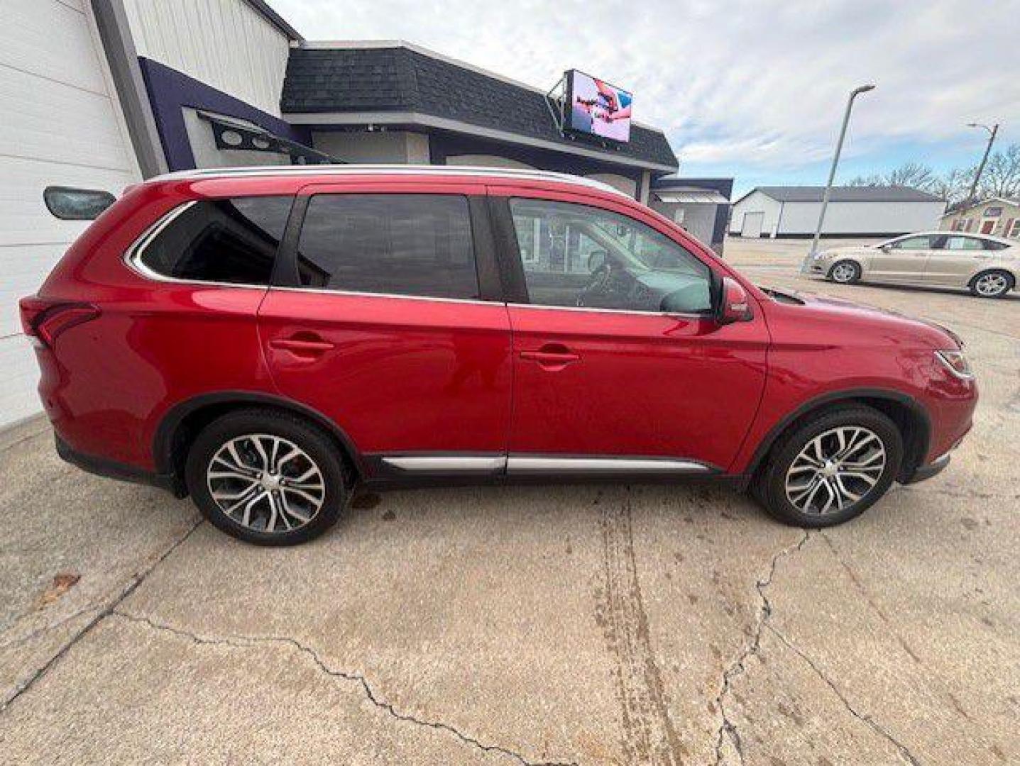 2017 RED MITSUBISHI OUTLANDER SE (JA4AD3A32HZ) with an 2.4L engine, Automatic transmission, located at 1100 W. Sheridan Ave., Shenandoah, 51601, (712) 246-1600, 40.765678, -95.388817 - Photo#7