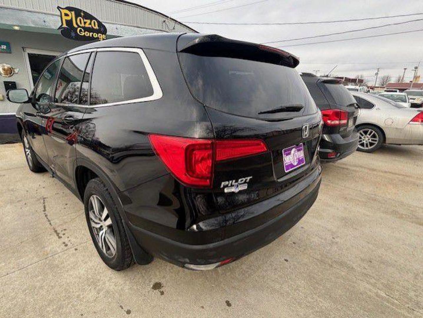 2016 BLACK HONDA PILOT EXL (5FNYF6H52GB) with an 3.5L engine, Automatic transmission, located at 1100 W. Sheridan Ave., Shenandoah, 51601, (712) 246-1600, 40.765678, -95.388817 - Photo#5