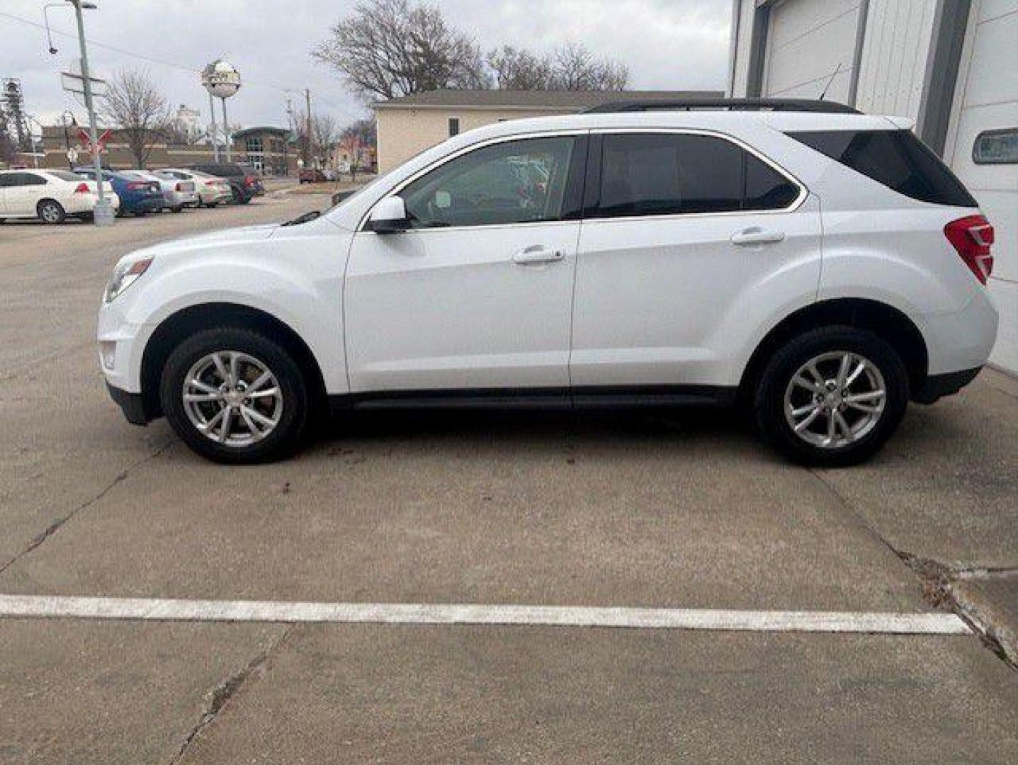 2017 WHITE CHEVROLET EQUINOX LT (2GNALCEK2H1) with an 2.4L engine, Automatic transmission, located at 1100 W. Sheridan Ave., Shenandoah, 51601, (712) 246-1600, 40.765678, -95.388817 - Photo#1