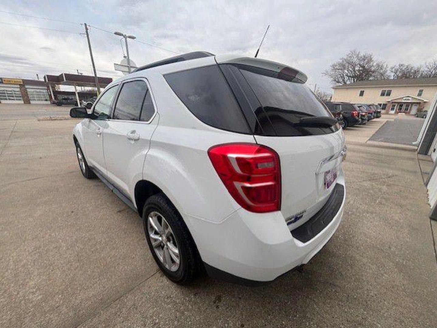 2017 WHITE CHEVROLET EQUINOX LT (2GNALCEK2H1) with an 2.4L engine, Automatic transmission, located at 1100 W. Sheridan Ave., Shenandoah, 51601, (712) 246-1600, 40.765678, -95.388817 - Photo#5