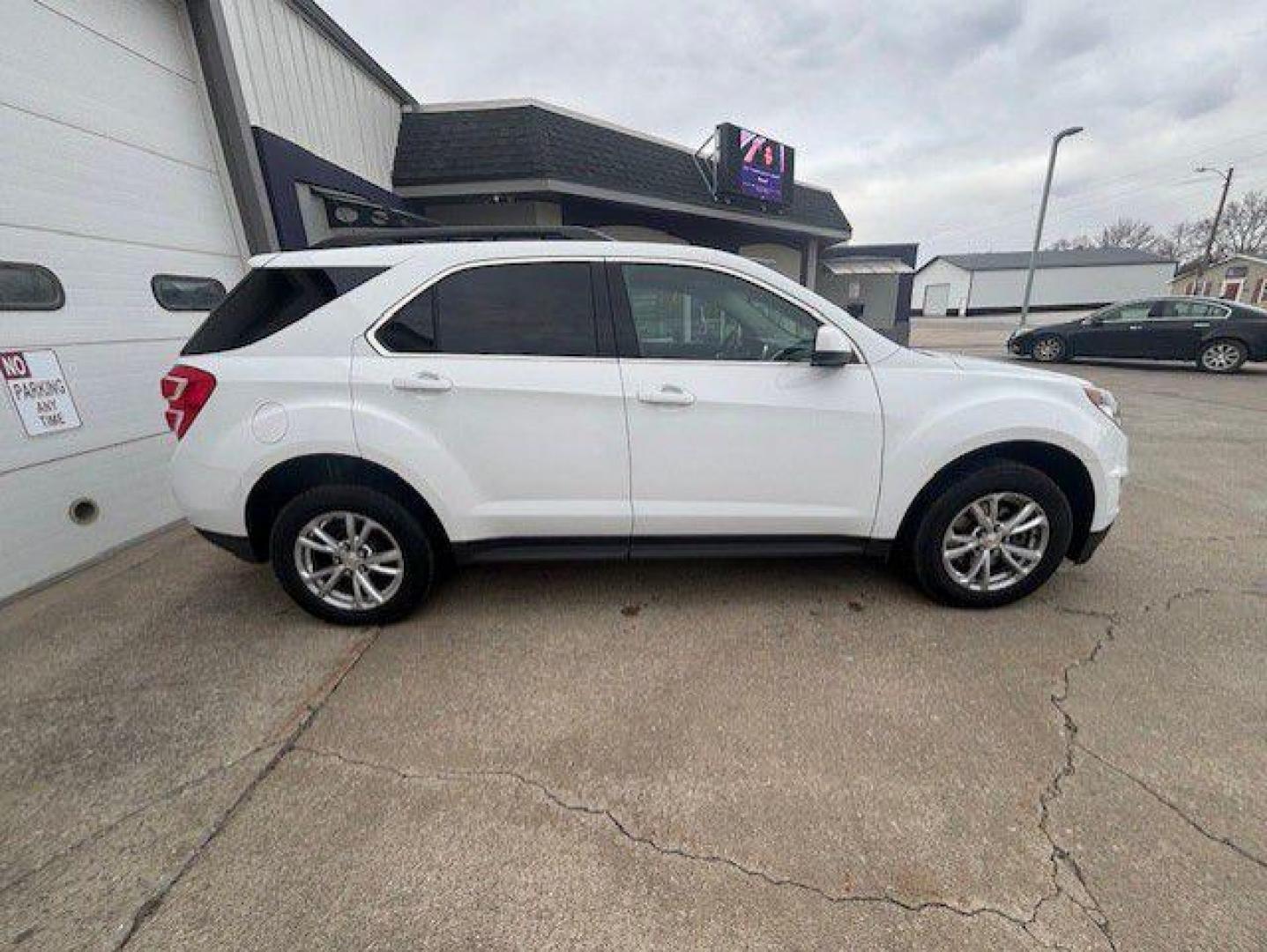2017 WHITE CHEVROLET EQUINOX LT (2GNALCEK2H1) with an 2.4L engine, Automatic transmission, located at 1100 W. Sheridan Ave., Shenandoah, 51601, (712) 246-1600, 40.765678, -95.388817 - Photo#8