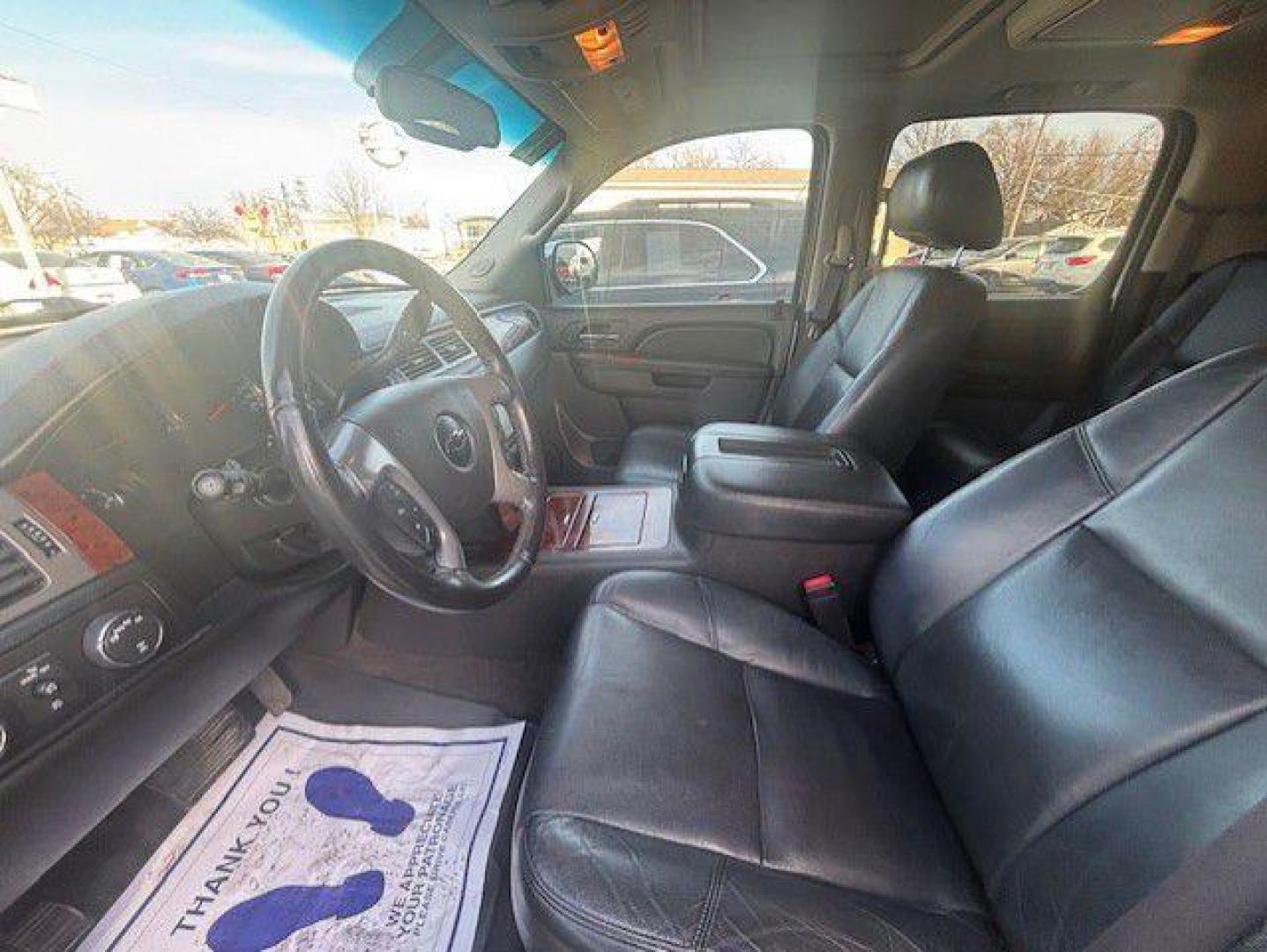 2013 SILVER CHEVROLET SUBURBAN 1500 LTZ (1GNSKKE79DR) with an 5.3L engine, Automatic transmission, located at 1100 W. Sheridan Ave., Shenandoah, 51601, (712) 246-1600, 40.765678, -95.388817 - Photo#4