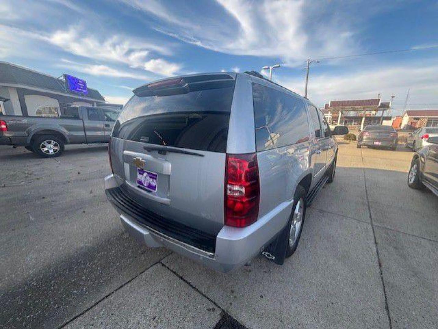 2013 SILVER CHEVROLET SUBURBAN 1500 LTZ (1GNSKKE79DR) with an 5.3L engine, Automatic transmission, located at 1100 W. Sheridan Ave., Shenandoah, 51601, (712) 246-1600, 40.765678, -95.388817 - Photo#8