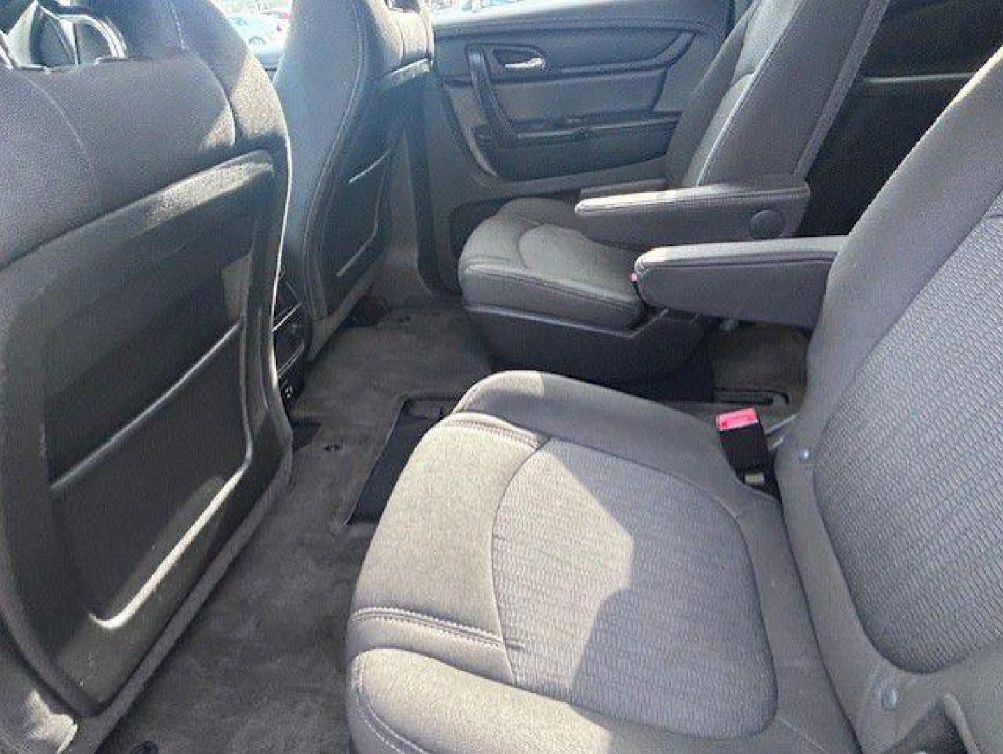 2016 SILVER CHEVROLET TRAVERSE LT (1GNKVHKD0GJ) with an 3.6L engine, Automatic transmission, located at 1100 W. Sheridan Ave., Shenandoah, 51601, (712) 246-1600, 40.765678, -95.388817 - Photo#4