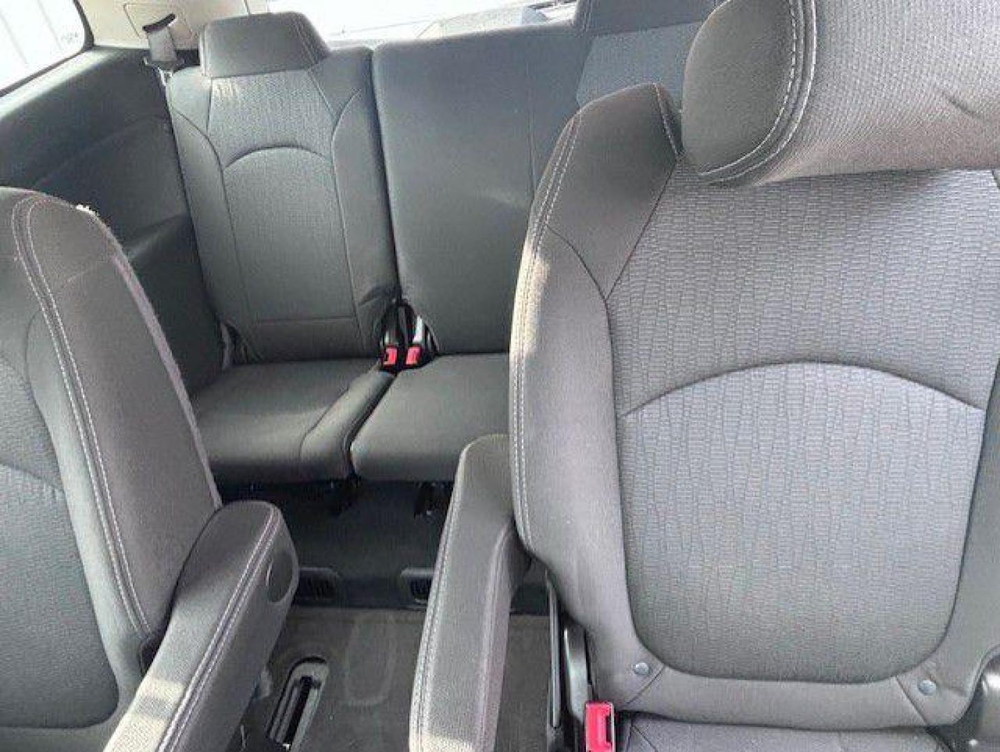 2016 SILVER CHEVROLET TRAVERSE LT (1GNKVHKD0GJ) with an 3.6L engine, Automatic transmission, located at 1100 W. Sheridan Ave., Shenandoah, 51601, (712) 246-1600, 40.765678, -95.388817 - Photo#5