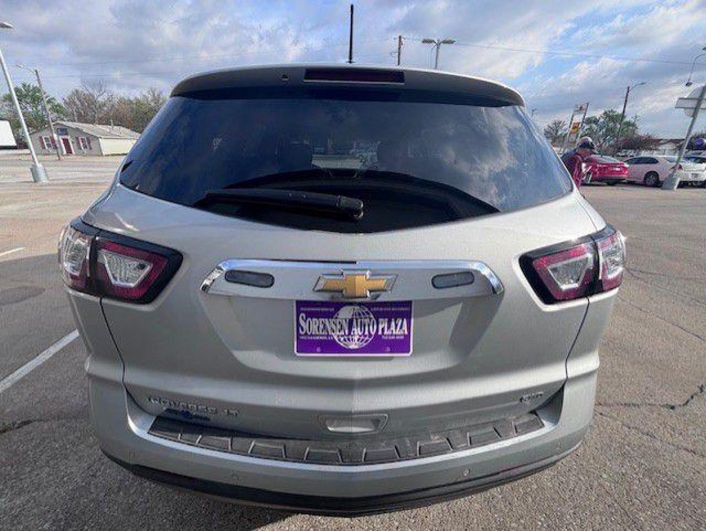 2016 SILVER CHEVROLET TRAVERSE LT (1GNKVHKD0GJ) with an 3.6L engine, Automatic transmission, located at 1100 W. Sheridan Ave., Shenandoah, 51601, (712) 246-1600, 40.765678, -95.388817 - Photo#6