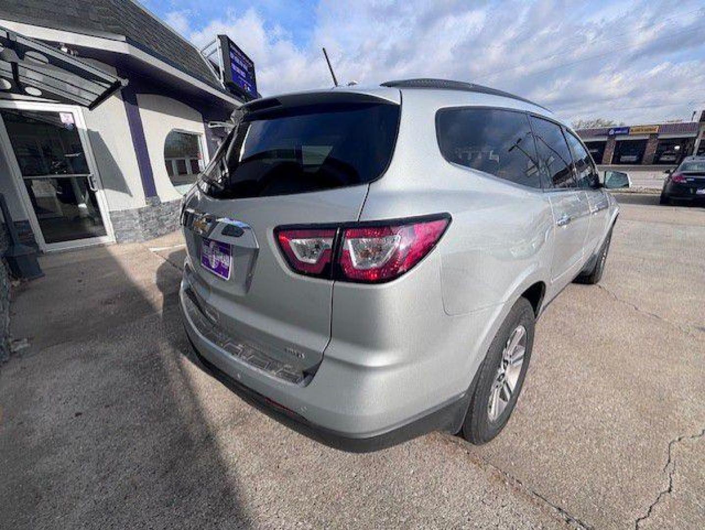 2016 SILVER CHEVROLET TRAVERSE LT (1GNKVHKD0GJ) with an 3.6L engine, Automatic transmission, located at 1100 W. Sheridan Ave., Shenandoah, 51601, (712) 246-1600, 40.765678, -95.388817 - Photo#7