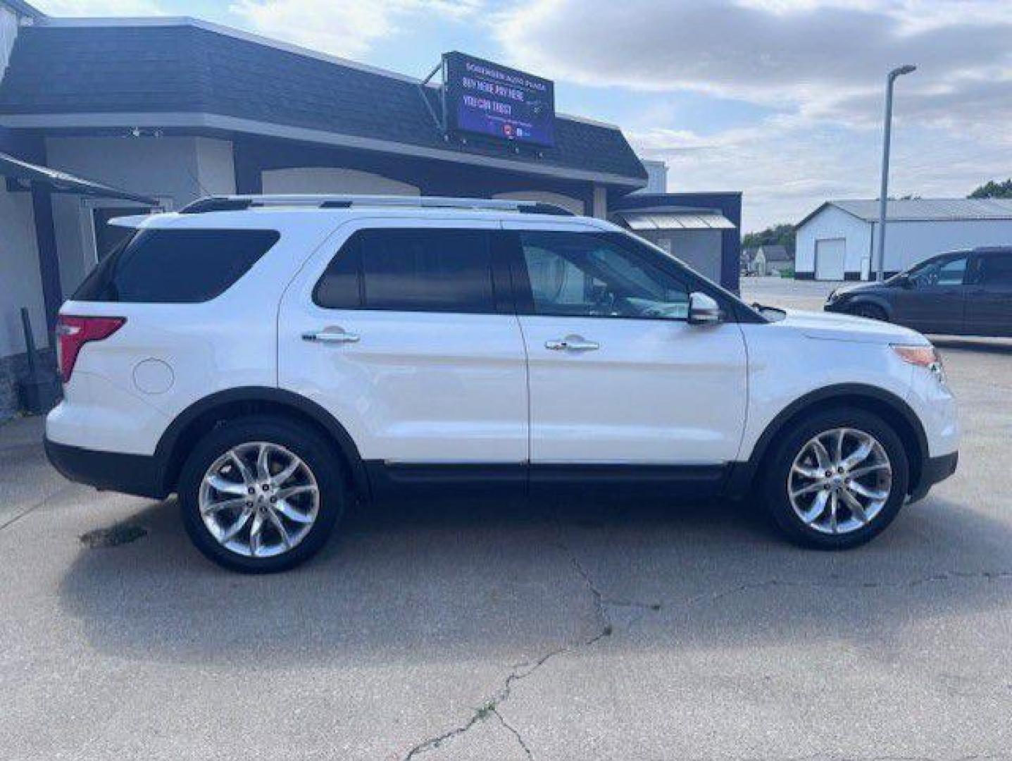 2015 WHITE FORD EXPLORER LIMITED (1FM5K8F85FG) with an 3.5L engine, Automatic transmission, located at 1100 W. Sheridan Ave., Shenandoah, 51601, (712) 246-1600, 40.765678, -95.388817 - Photo#4