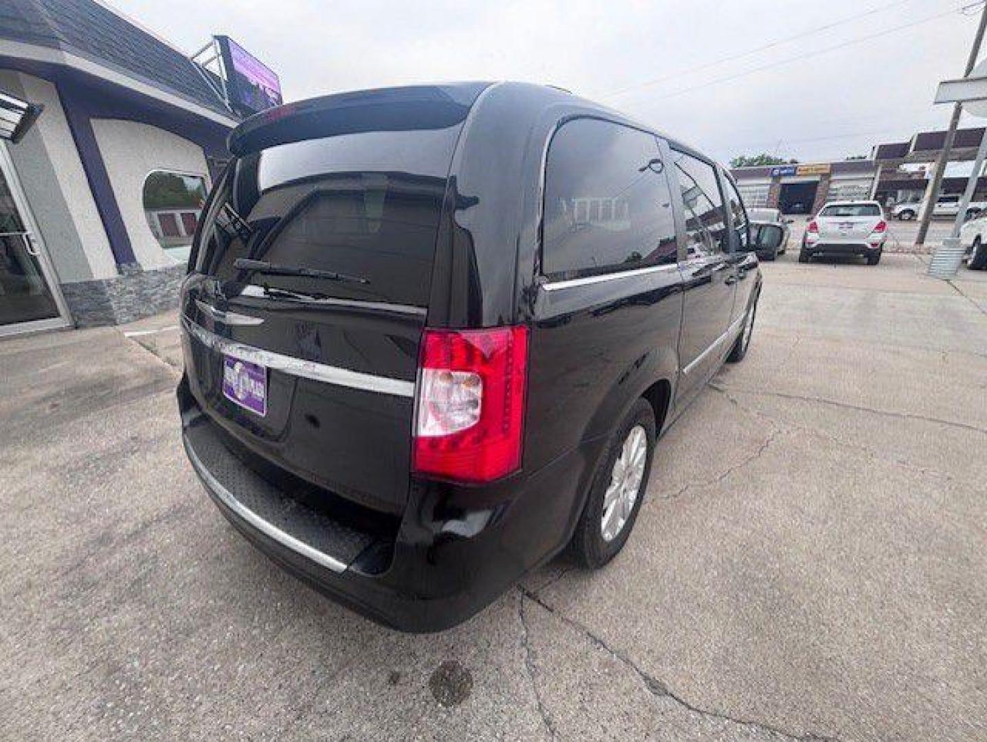 2016 BLACK CHRYSLER TOWN and COUNTRY TOURING (2C4RC1BG8GR) with an 3.6L engine, Automatic transmission, located at 1100 W. Sheridan Ave., Shenandoah, 51601, (712) 246-1600, 40.765678, -95.388817- Photo#5