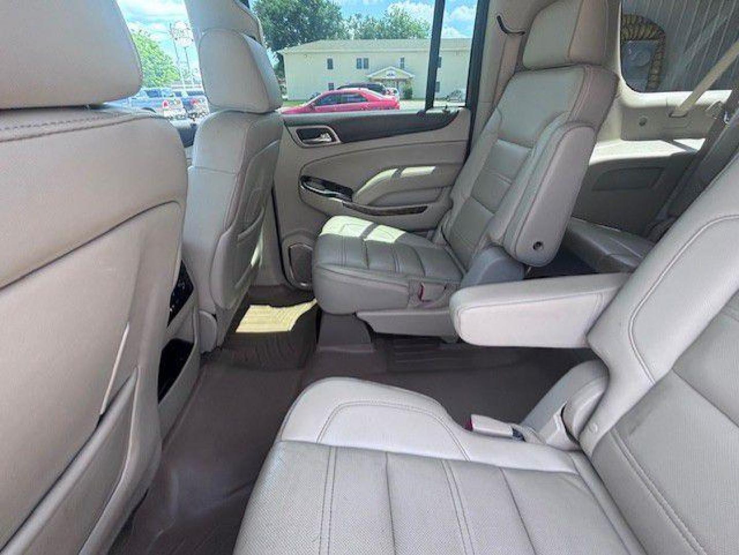 2015 WHITE GMC YUKON XL DENALI (1GKS2JKJ2FR) with an 6.2L engine, Automatic transmission, located at 1100 W. Sheridan Ave., Shenandoah, 51601, (712) 246-1600, 40.765678, -95.388817- Photo#4