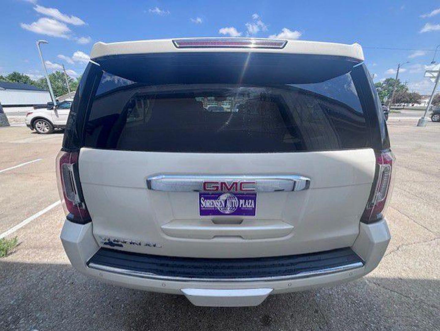 2015 WHITE GMC YUKON XL DENALI (1GKS2JKJ2FR) with an 6.2L engine, Automatic transmission, located at 1100 W. Sheridan Ave., Shenandoah, 51601, (712) 246-1600, 40.765678, -95.388817- Photo#6