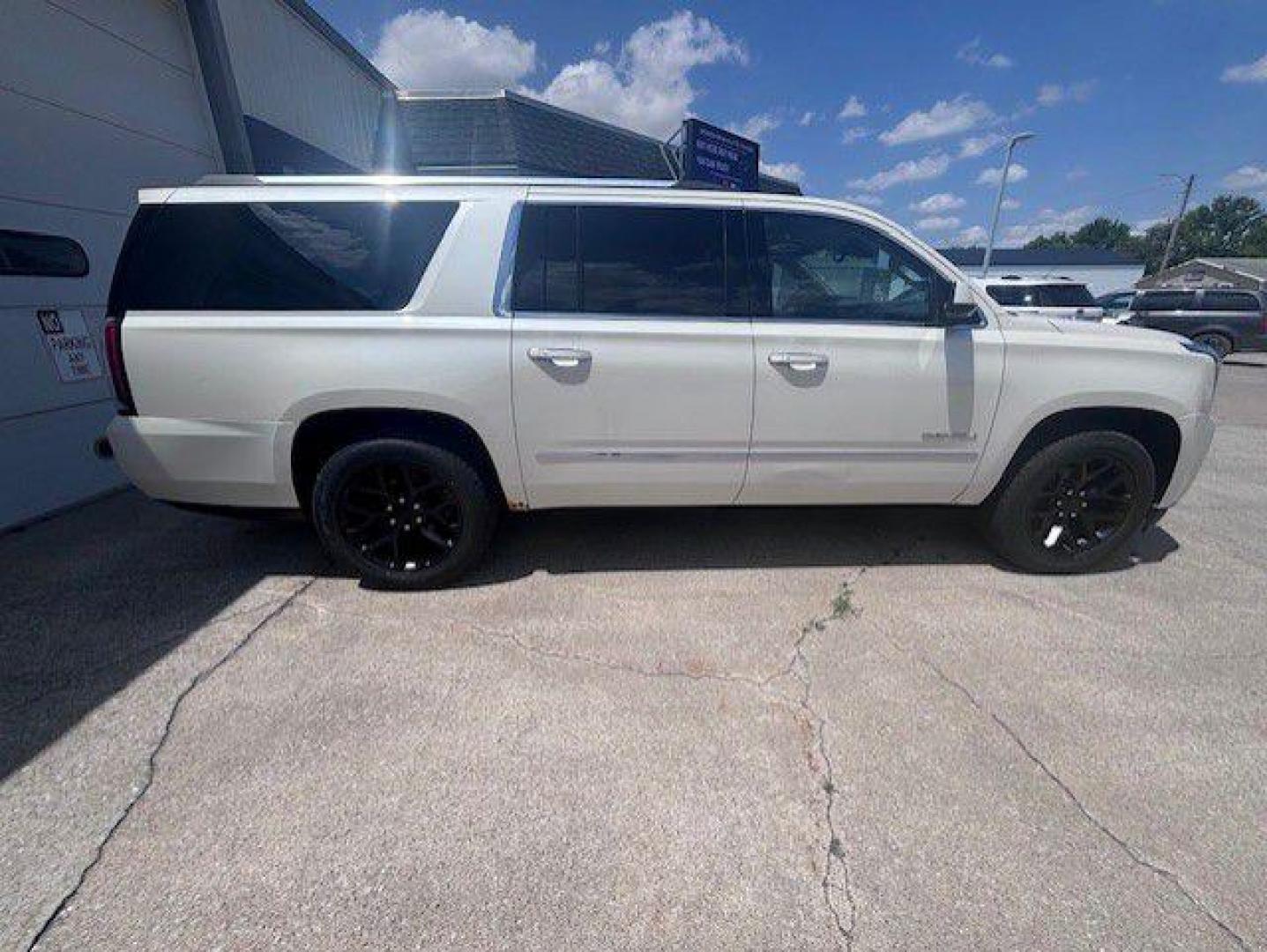 2015 WHITE GMC YUKON XL DENALI (1GKS2JKJ2FR) with an 6.2L engine, Automatic transmission, located at 1100 W. Sheridan Ave., Shenandoah, 51601, (712) 246-1600, 40.765678, -95.388817- Photo#7