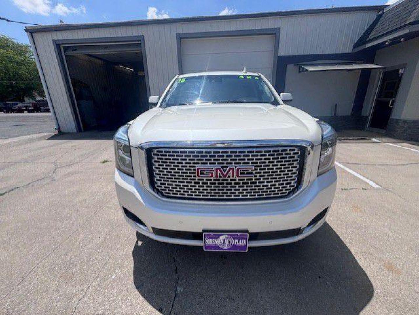 2015 WHITE GMC YUKON XL DENALI (1GKS2JKJ2FR) with an 6.2L engine, Automatic transmission, located at 1100 W. Sheridan Ave., Shenandoah, 51601, (712) 246-1600, 40.765678, -95.388817- Photo#8