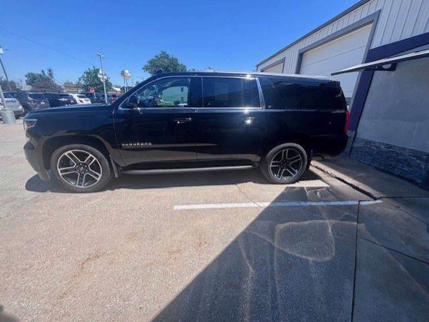 2019 GRAY CHEVROLET SUBURBAN 1500 LT (1GNSKHKC3KR) with an 5.3L engine, Automatic transmission, located at 1100 W. Sheridan Ave., Shenandoah, 51601, (712) 246-1600, 40.765678, -95.388817 - Photo#1