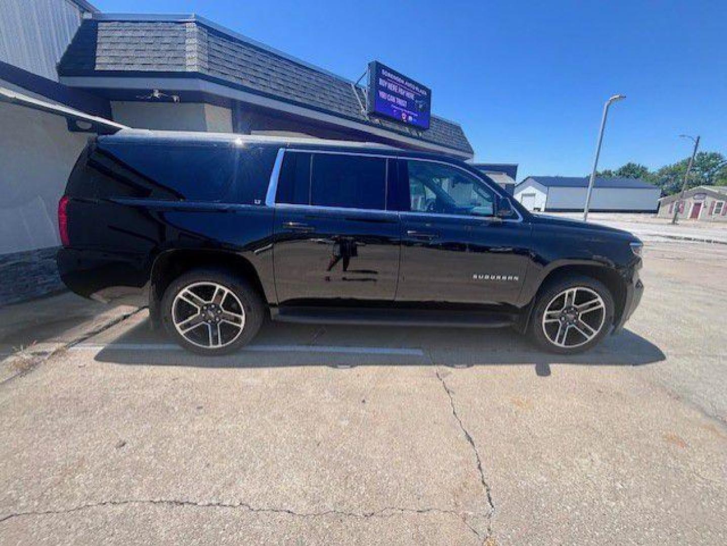 2019 GRAY CHEVROLET SUBURBAN 1500 LT (1GNSKHKC3KR) with an 5.3L engine, Automatic transmission, located at 1100 W. Sheridan Ave., Shenandoah, 51601, (712) 246-1600, 40.765678, -95.388817 - Photo#5