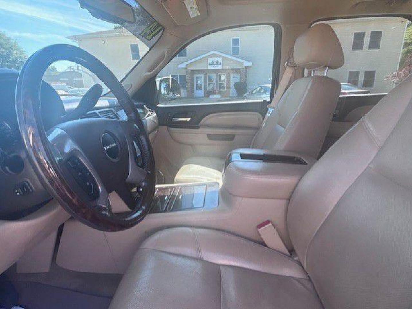 2014 WHITE GMC YUKON DENALI (1GKS2EEF4ER) with an 6.2L engine, Automatic transmission, located at 1100 W. Sheridan Ave., Shenandoah, 51601, (712) 246-1600, 40.765678, -95.388817 - Photo#2