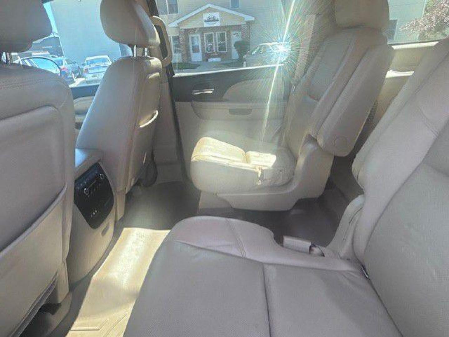2014 WHITE GMC YUKON DENALI (1GKS2EEF4ER) with an 6.2L engine, Automatic transmission, located at 1100 W. Sheridan Ave., Shenandoah, 51601, (712) 246-1600, 40.765678, -95.388817 - Photo#4