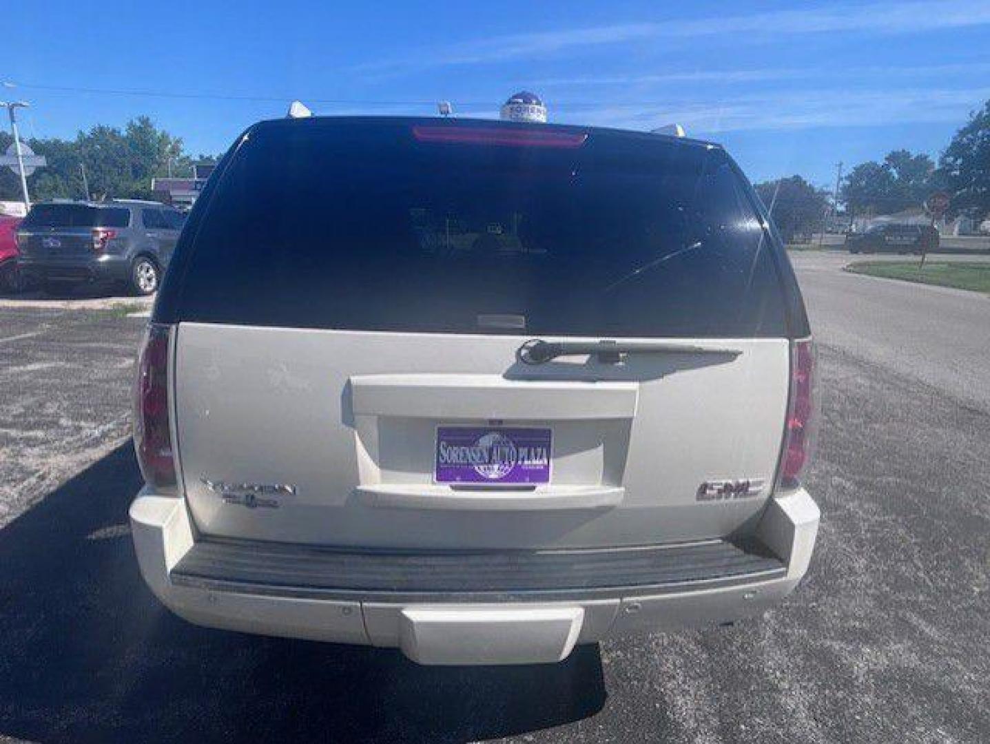 2014 WHITE GMC YUKON DENALI (1GKS2EEF4ER) with an 6.2L engine, Automatic transmission, located at 1100 W. Sheridan Ave., Shenandoah, 51601, (712) 246-1600, 40.765678, -95.388817 - Photo#6