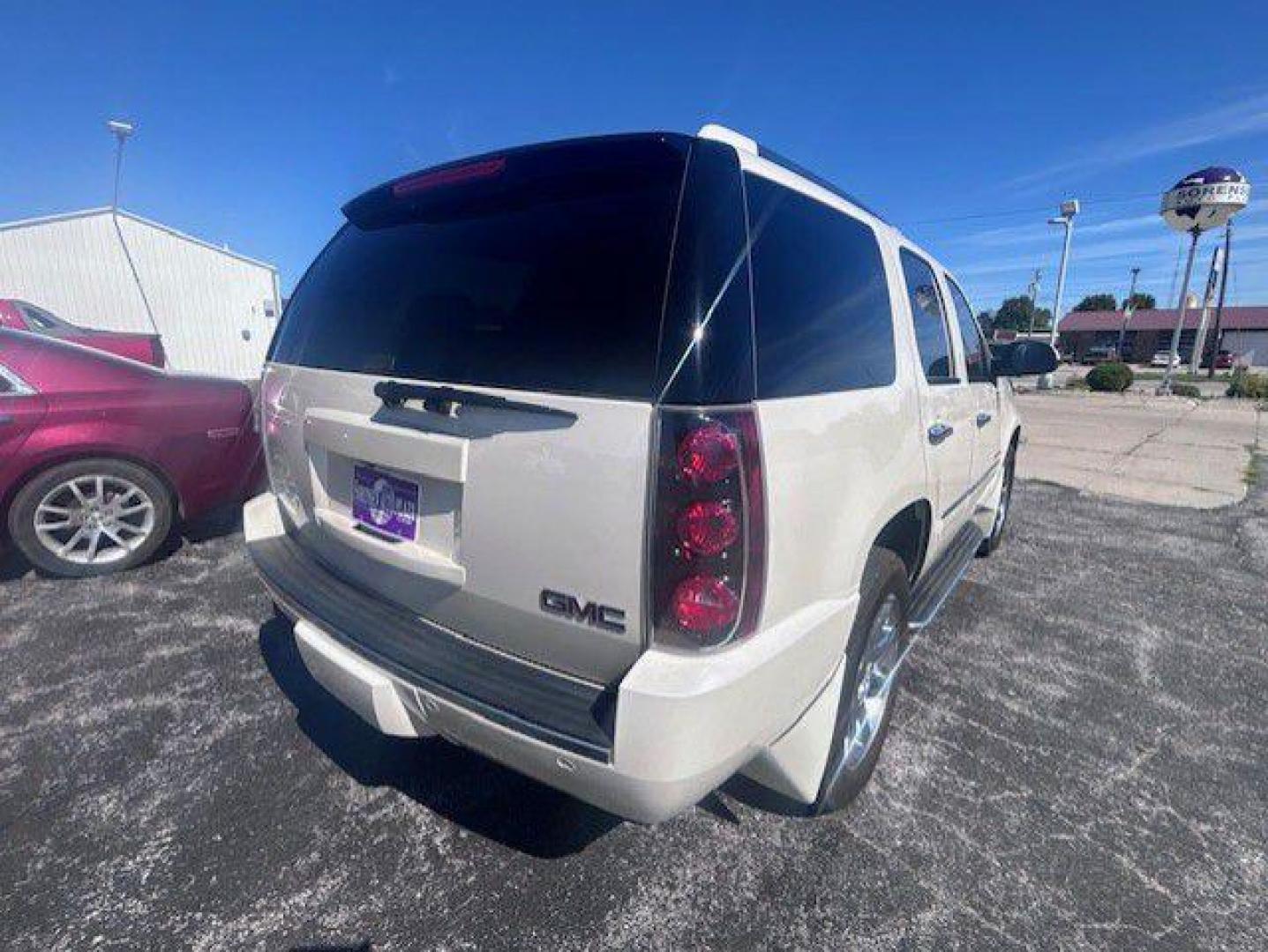 2014 WHITE GMC YUKON DENALI (1GKS2EEF4ER) with an 6.2L engine, Automatic transmission, located at 1100 W. Sheridan Ave., Shenandoah, 51601, (712) 246-1600, 40.765678, -95.388817 - Photo#7
