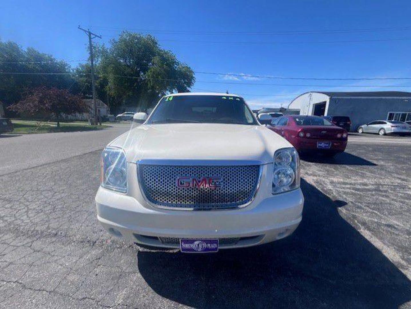 2014 WHITE GMC YUKON DENALI (1GKS2EEF4ER) with an 6.2L engine, Automatic transmission, located at 1100 W. Sheridan Ave., Shenandoah, 51601, (712) 246-1600, 40.765678, -95.388817 - Photo#9