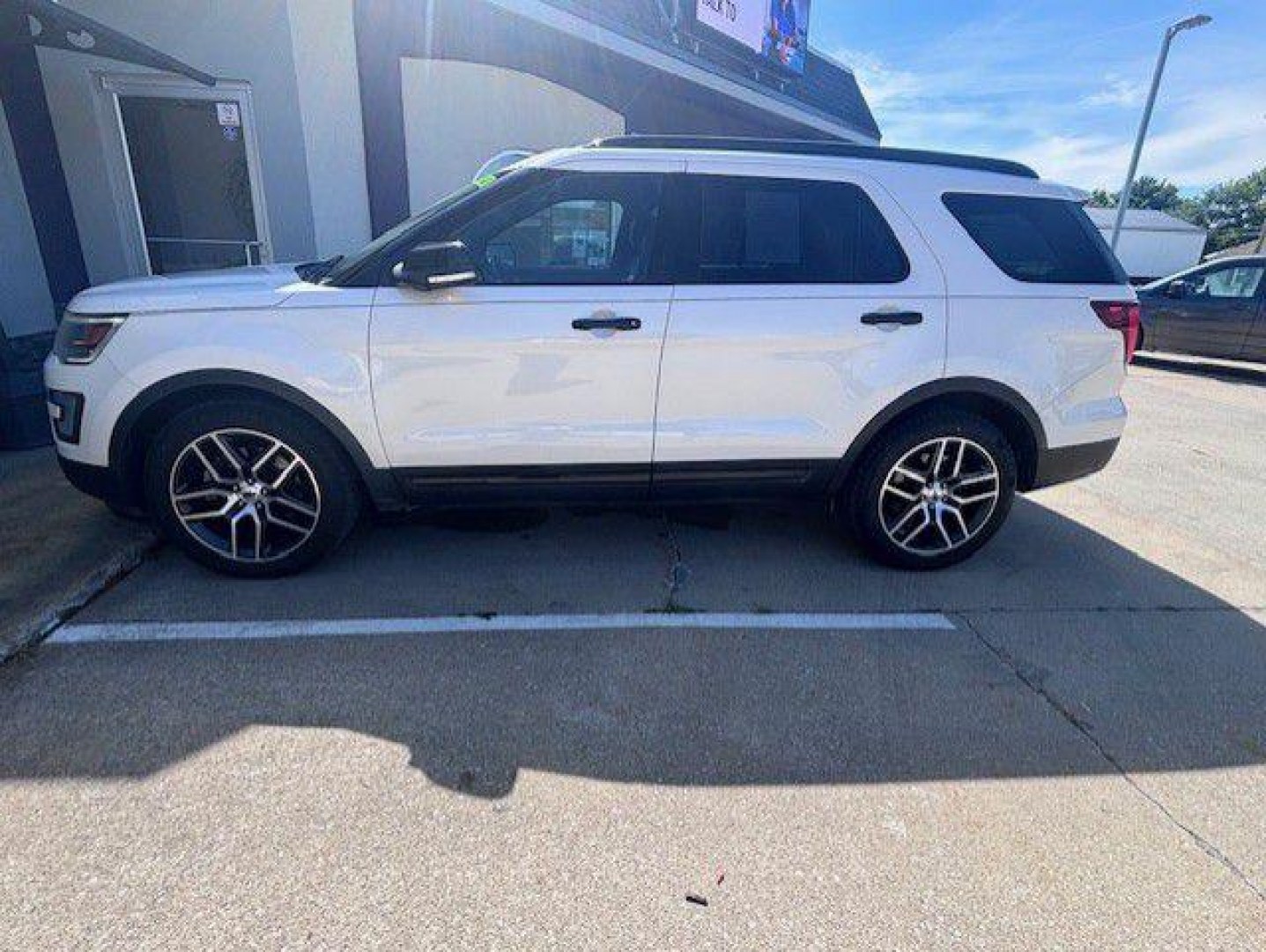 2016 WHITE FORD EXPLORER SPORT (1FM5K8GT8GG) with an 3.5L engine, Automatic transmission, located at 1100 W. Sheridan Ave., Shenandoah, 51601, (712) 246-1600, 40.765678, -95.388817- Photo#1