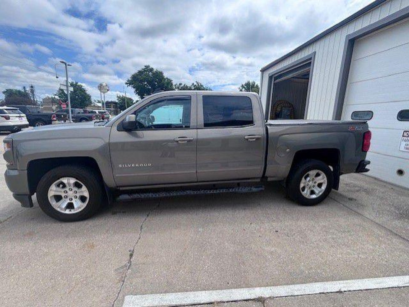 2017 BROWN CHEVROLET SILVERADO 1500 LT (3GCUKREC3HG) with an 5.3L engine, Automatic transmission, located at 1100 W. Sheridan Ave., Shenandoah, 51601, (712) 246-1600, 40.765678, -95.388817- Photo#1