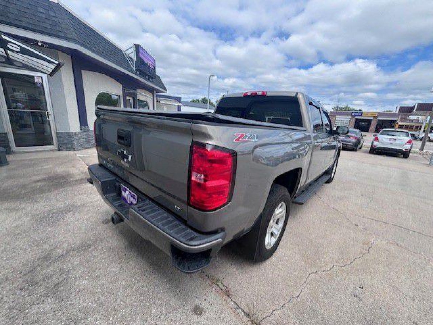 2017 BROWN CHEVROLET SILVERADO 1500 LT (3GCUKREC3HG) with an 5.3L engine, Automatic transmission, located at 1100 W. Sheridan Ave., Shenandoah, 51601, (712) 246-1600, 40.765678, -95.388817- Photo#6