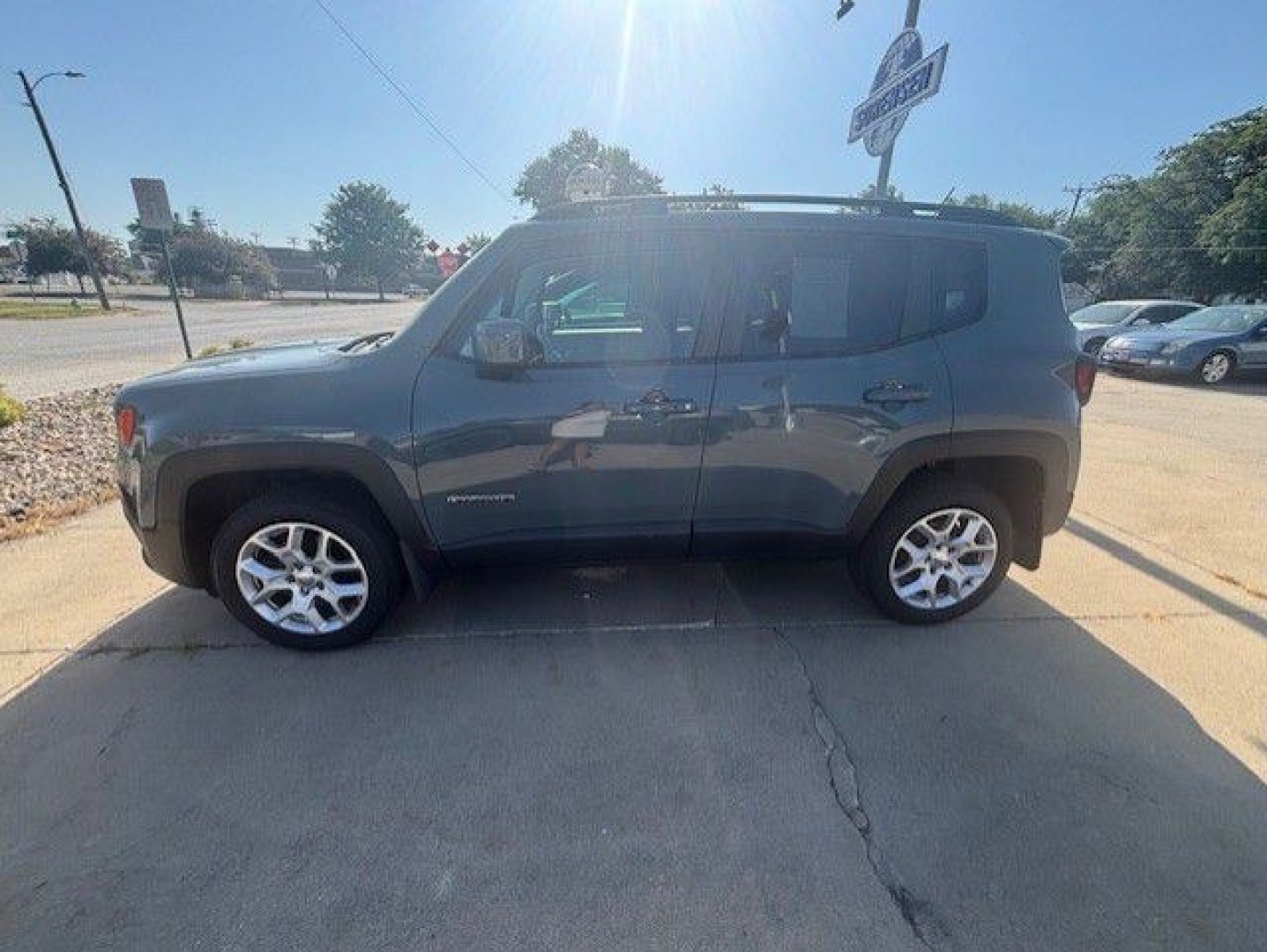 2016 GRAY JEEP RENEGADE LATITUDE (ZACCJBBT3GP) with an 2.4L engine, Automatic transmission, located at 1100 W. Sheridan Ave., Shenandoah, 51601, (712) 246-1600, 40.765678, -95.388817- Photo#1