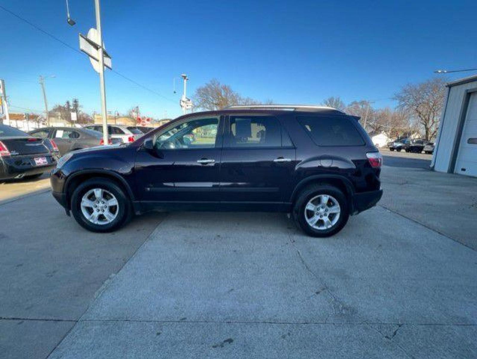 2009 PURPLE GMC ACADIA SLE (1GKEV13D69J) with an 3.6L engine, Automatic transmission, located at 1100 W. Sheridan Ave., Shenandoah, 51601, (712) 246-1600, 40.765678, -95.388817 - Photo #2