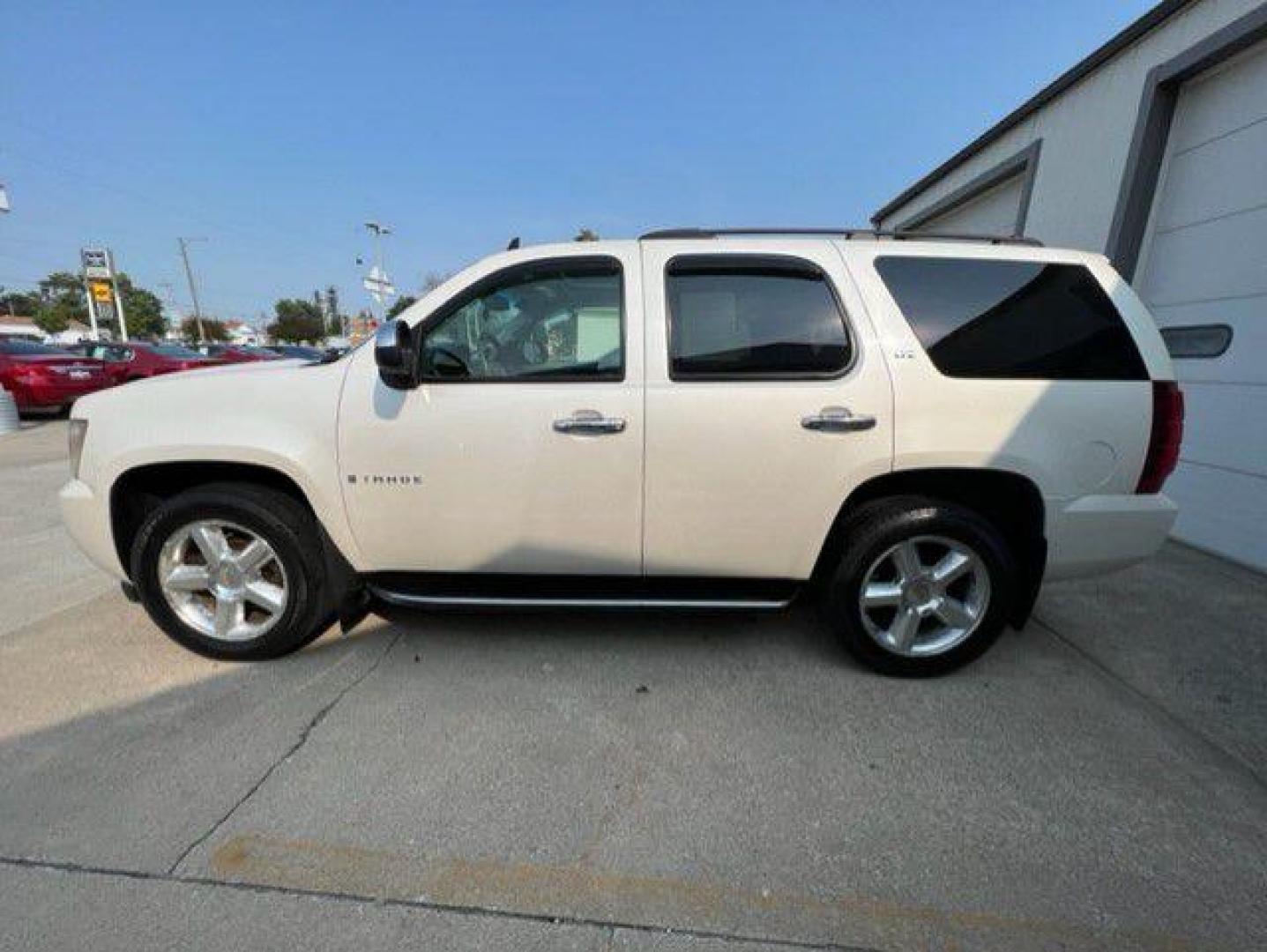 2008 WHITE CHEVROLET TAHOE 1500 (1GNFK13028R) with an 5.3L engine, Automatic transmission, located at 1100 W. Sheridan Ave., Shenandoah, 51601, (712) 246-1600, 40.765678, -95.388817 - Photo#2
