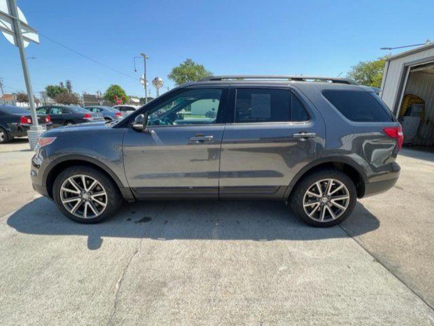 2015 GRAY FORD EXPLORER XLT (1FM5K8D89FG) with an 3.5L engine, Automatic transmission, located at 1100 W. Sheridan Ave., Shenandoah, 51601, (712) 246-1600, 40.765678, -95.388817 - Photo#2