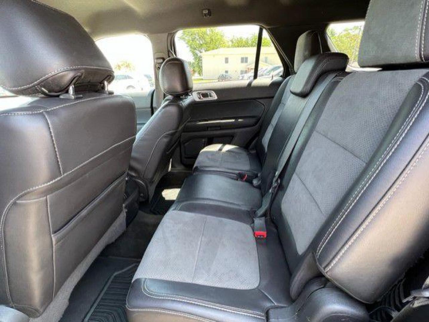 2015 GRAY FORD EXPLORER XLT (1FM5K8D89FG) with an 3.5L engine, Automatic transmission, located at 1100 W. Sheridan Ave., Shenandoah, 51601, (712) 246-1600, 40.765678, -95.388817 - Photo#4