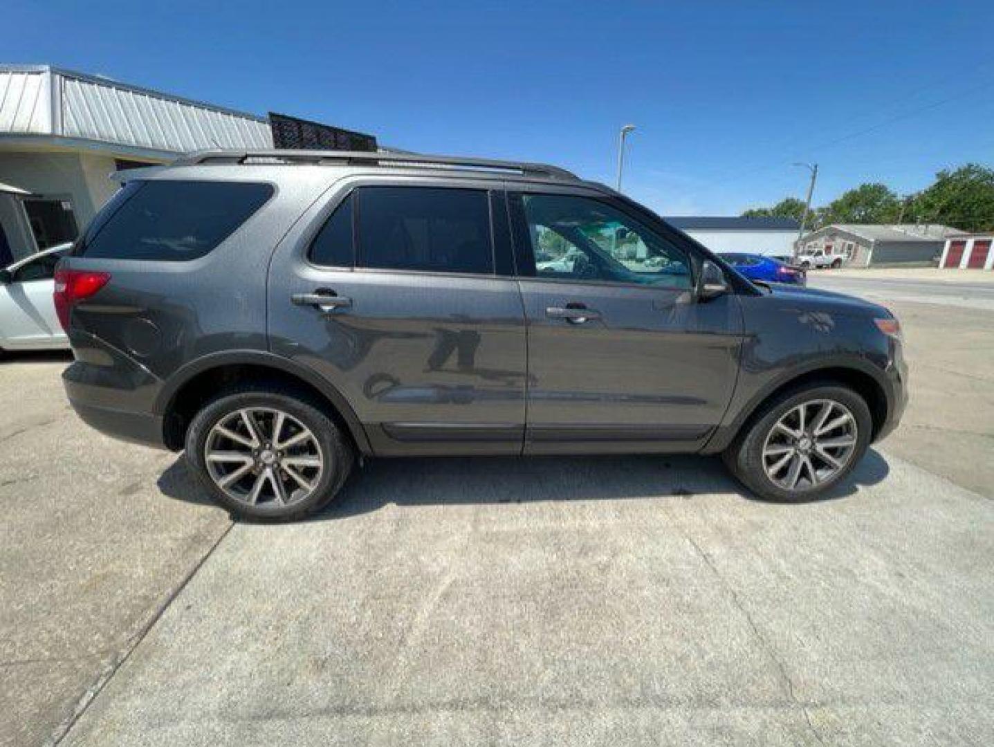 2015 GRAY FORD EXPLORER XLT (1FM5K8D89FG) with an 3.5L engine, Automatic transmission, located at 1100 W. Sheridan Ave., Shenandoah, 51601, (712) 246-1600, 40.765678, -95.388817 - Photo#7