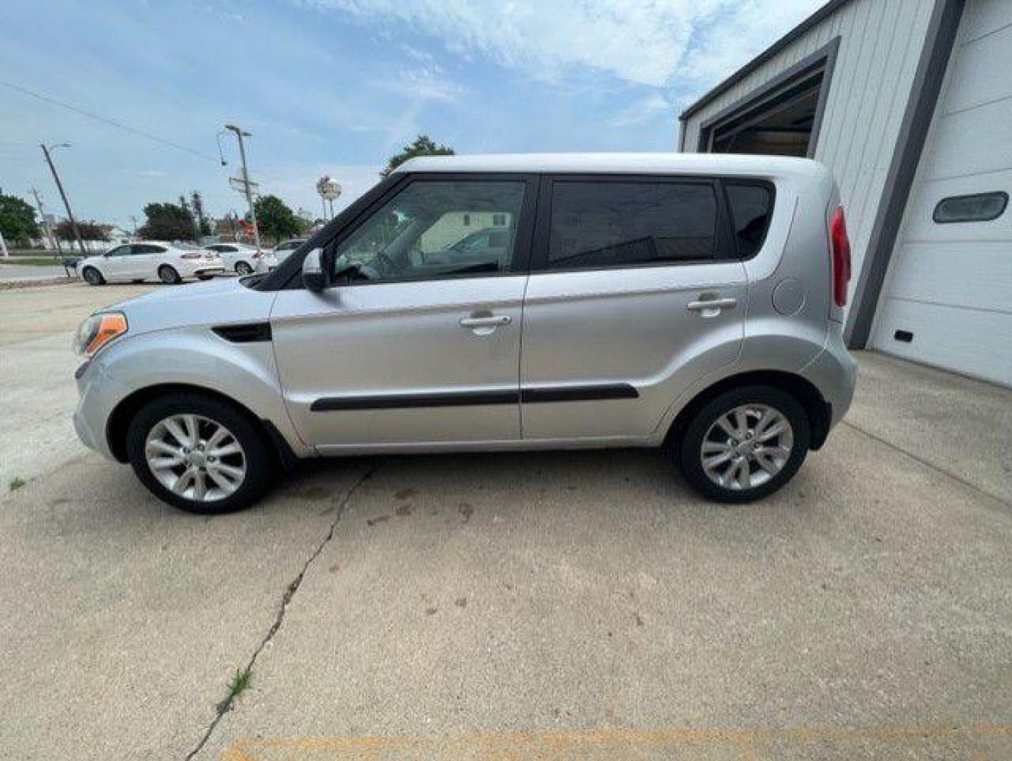 2012 SILVER KIA SOUL + (KNDJT2A65C7) with an 2.0L engine, Automatic transmission, located at 1100 W. Sheridan Ave., Shenandoah, 51601, (712) 246-1600, 40.765678, -95.388817 - Photo#2