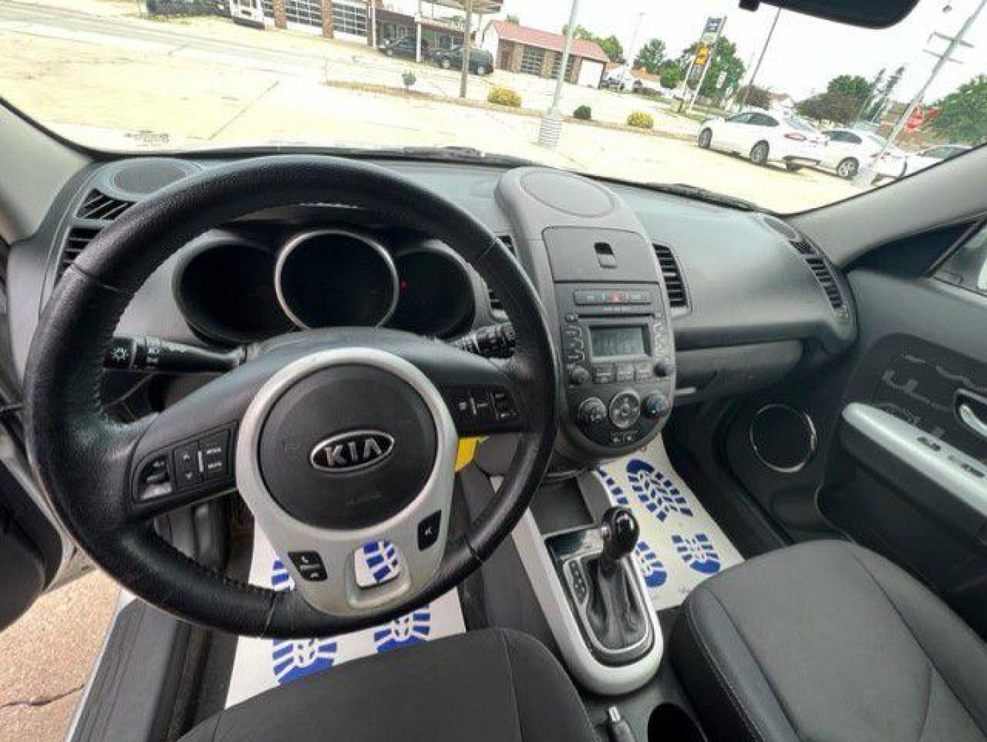 2012 SILVER KIA SOUL + (KNDJT2A65C7) with an 2.0L engine, Automatic transmission, located at 1100 W. Sheridan Ave., Shenandoah, 51601, (712) 246-1600, 40.765678, -95.388817 - Photo#4
