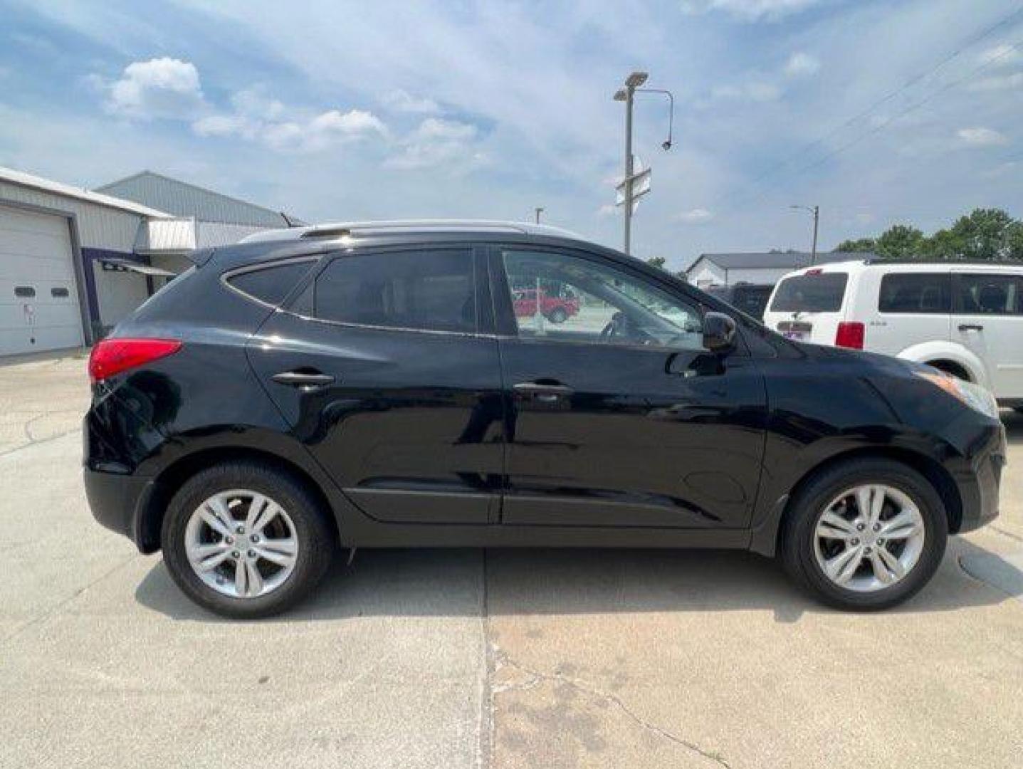 2010 BLACK HYUNDAI TUCSON GLS (KM8JUCAC9AU) with an 2.4L engine, Automatic transmission, located at 1100 W. Sheridan Ave., Shenandoah, 51601, (712) 246-1600, 40.765678, -95.388817 - Photo#5