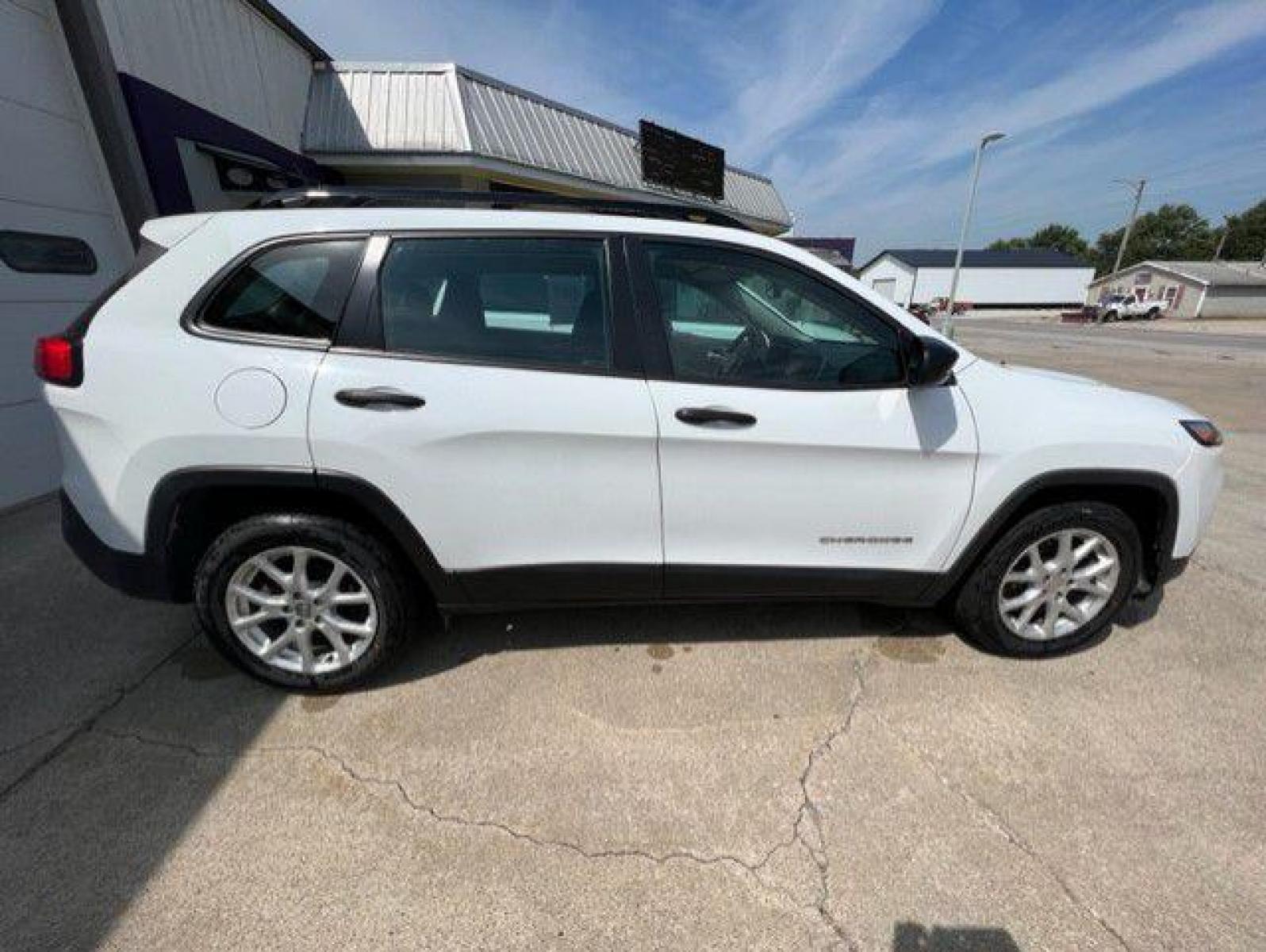 2015 WHITE JEEP CHEROKEE SPORT (1C4PJLAB4FW) with an 2.4L engine, Automatic transmission, located at 1100 W. Sheridan Ave., Shenandoah, 51601, (712) 246-1600, 40.765678, -95.388817 - Photo #5