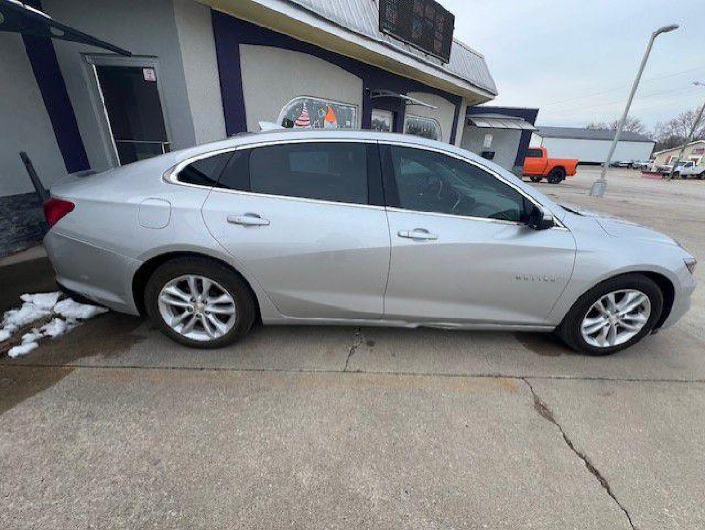 2016 SILVER CHEVROLET MALIBU LT (1G1ZE5ST4GF) with an 1.5L engine, Automatic transmission, located at 1100 W. Sheridan Ave., Shenandoah, 51601, (712) 246-1600, 40.765678, -95.388817 - Photo#6